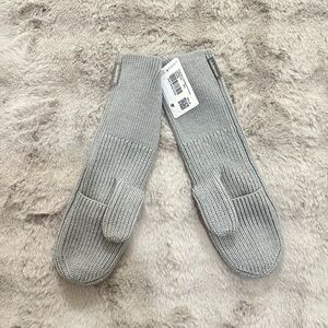 NWT Lululemon Ribbed Merino Wool-Blend
Knit Mittens M/L Grey